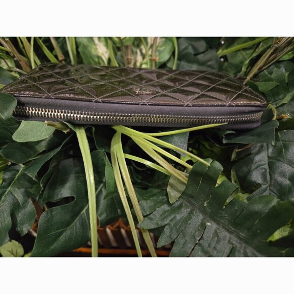 Pristine Condition Chanel Striated Iridescent Patent Leather Zippy Wallet - Picture 6 of 11